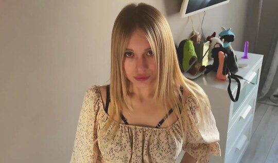 Russian girl erotically sucks cock in homemade porn video